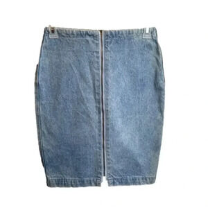 Vintage 80’s Sierra West denim skirt with zipper in front. 
Size:11